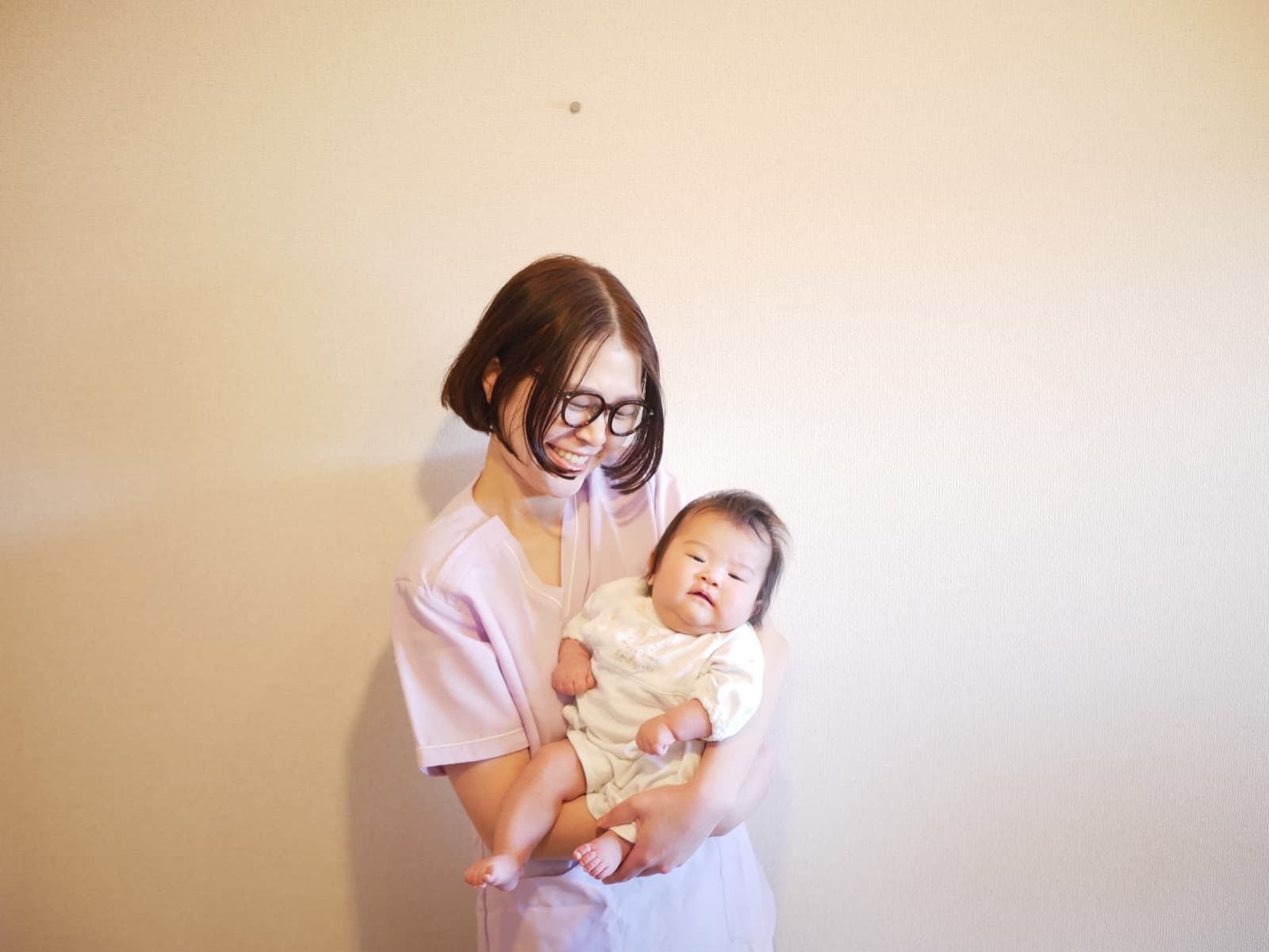 ピンクスクラブを着た助産師コスギチアキ